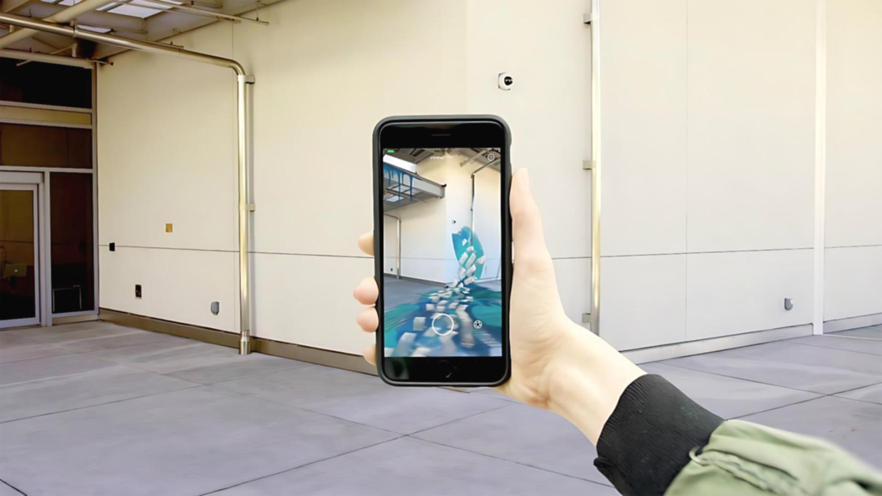 Estudiantes trabajando con dispositivos VR en laboratorio de Corecyberex Labs